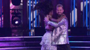 âCelebration of Taylor Swiftâ: Jason Mraz Enjoys Perfect Night on âDWTSâ