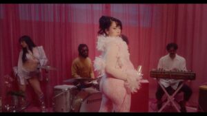 Kali Uchisâ âOrquÃ­deasâ Blooms on Hot Latin Songs Chart as âIgual Que Un Angelâ With Peso Pluma Opens at No. 1