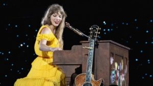 Taylor Swift Livestreams ‘Reputation’-Era Surprise Song Mashup From Singapore