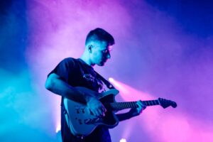 5 Famous Musicians Who Love Playing Hollow Body Guitars