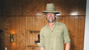Star Sightings: Josh Duhamel Rocks a Nick Fouquet Hat in L.A., Jhene Aiko Hosts a Sound Bath Experience