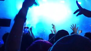 Watch Halsey reimagine âColorsâ as a ’90s alt-rock track in Los Angeles