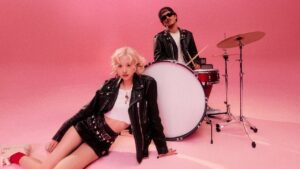 ROSÃ & Bruno Marsâ âAPT.â No. 1 on Billboard Global Excl. U.S. Chart for 13th Week