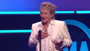 Rod Stewart Collects Lifetime Achievement Award & Closes 2025 AMAs by Singing ‘Forever Young’